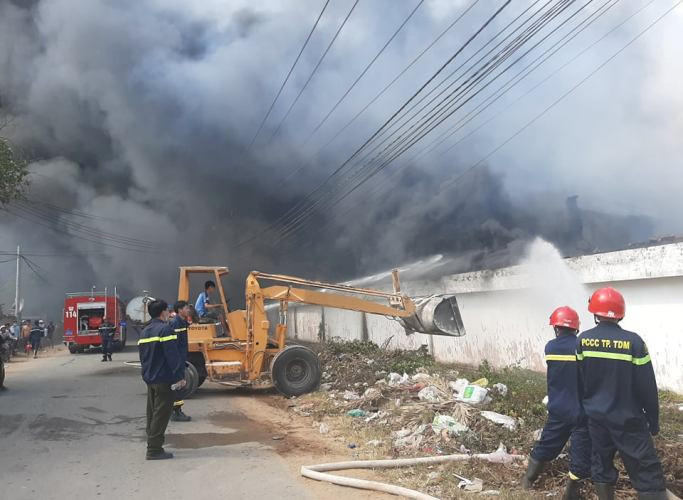 Lửa bao trùm cty gỗ rộng 10.000 m2, cả chục xe cứu hoả được huy động