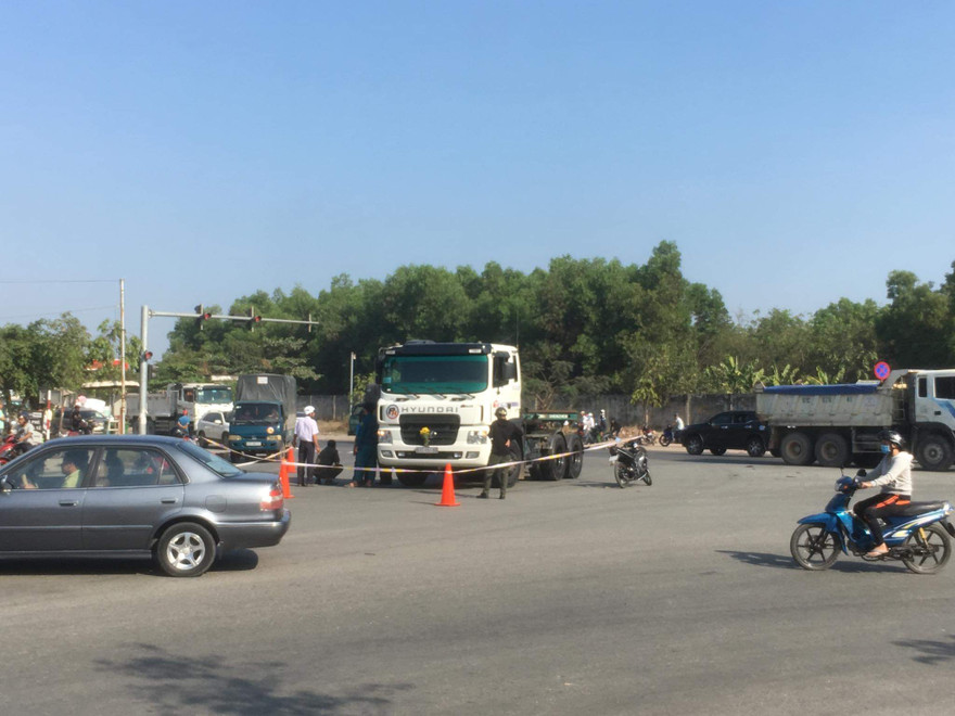 Hai phụ nữ thương vong dưới gầm container ở 'ngã 3 tử thần'