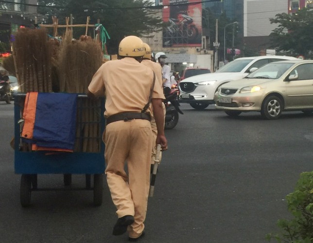 Dân mạng tán dương hành động đẹp của CSGT giữa vòng vây xe cộ ngày cận Tết