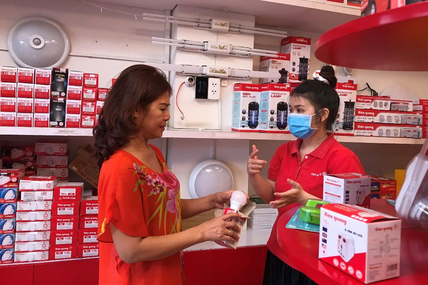 Nhân viên Điện Quang tư vấn cho khách hàng các kỹ năng sử dụng thiết bị điện an toàn