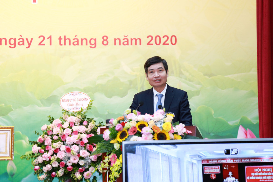 Thứ trưởng Bộ Tài chính Tạ Anh Tuấn chúc mừng hệ thống KBNN