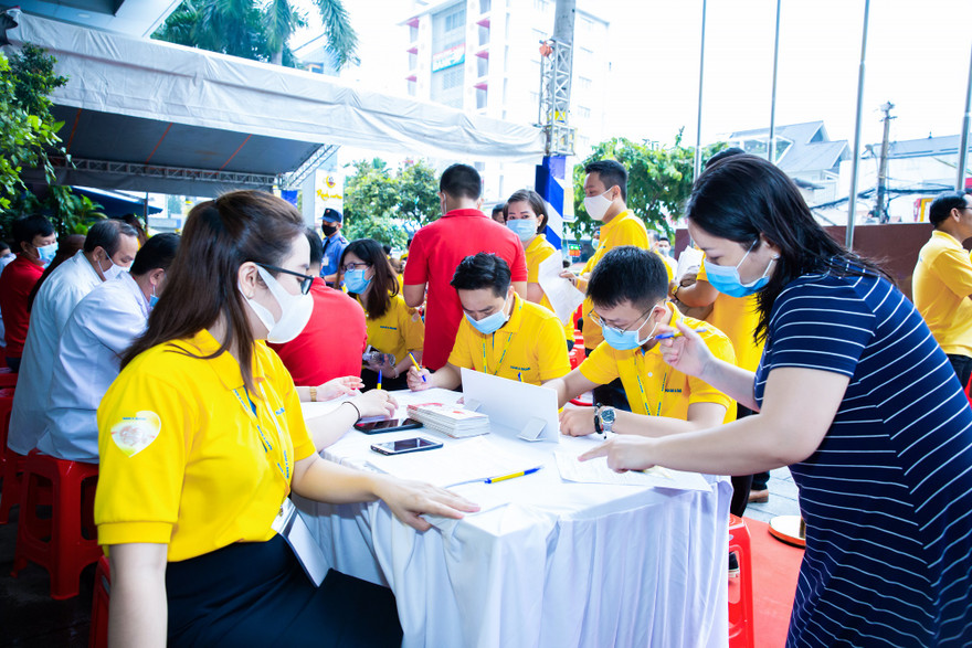 CBNV cùng khách hàng Nam A Bank tham gia hiến máu tại ngày hội