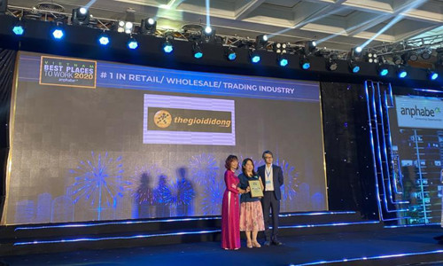 Đại diện Thế Giới Di Động nhận giải thưởng