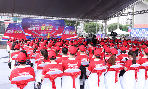 Các đại biểu cắt băng khai mạc Lễ Diễu hành