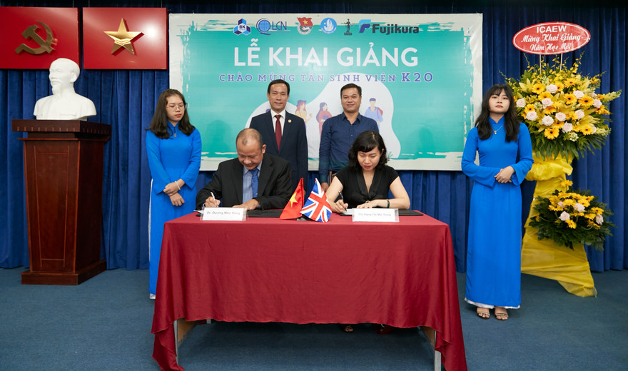 Đại diện ICAEW và trường ĐH Bách Khoa TP HCM ký kết biên bản hợp tác, dưới sự chứng kiến của thầy Phó Hiệu trưởng Nguyễn Danh Thảo.