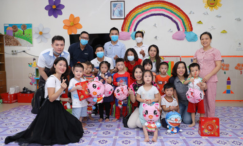 Thành viên và nhân viên Herbalife Việt Nam tổ chức ngày Trung thu ấm áp tại Trường PTCS Xã Đàn, Hà Nội. Đây là một trong những trung tâm giáo dục dành cho trẻ câm điếc đầu tiên và có uy tín nhất Việt Nam