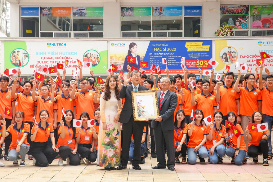 Ngài Watanabe Nobuhiro (cà vạt xanh) cùng lãnh đạo và sinh viên HUTECH chào mừng năm học mới 2020 - 2021