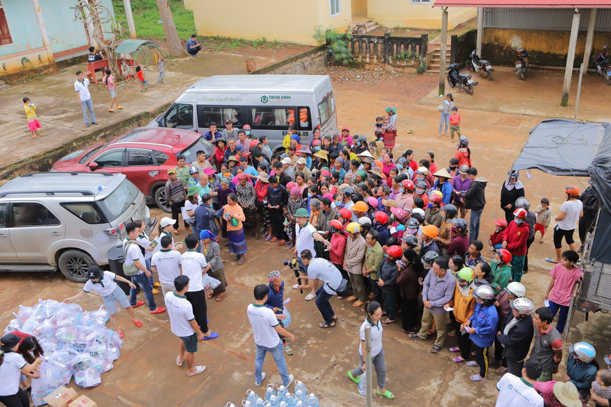 Hành trình 'Sẻ chia yêu thương cùng đồng bào miền Trung' của Trần Anh Group
