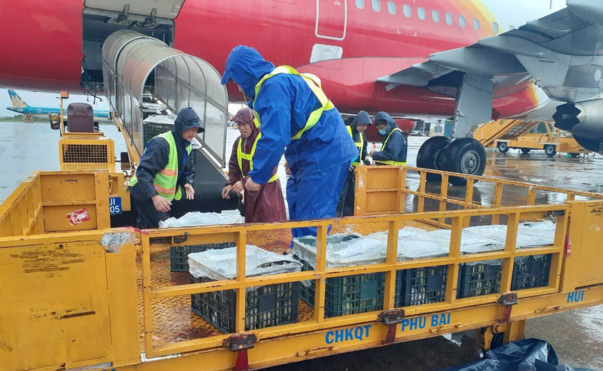 Vượt khó khăn, Vietjet chuyển hàng cứu trợ đến đồng bào lũ lụt