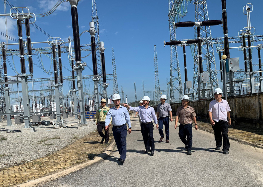 Ông Lưu Việt Tiến – Phó Tổng Giám đốc EVNNPT kiểm tra tình hình vận hành tại TBA 500kV Dốc Sỏi