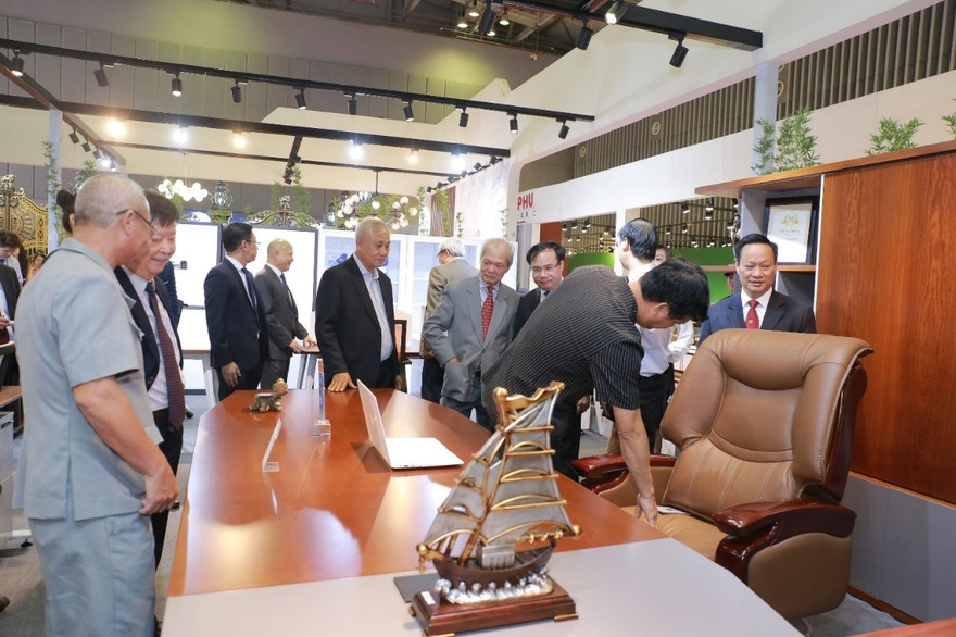 Đoàn đại biểu đại diện lãnh đạo Trung ương và TP.HCM, lãnh đạo Bộ Xây dựng tham quan gian hàng của Nội thất Hòa Phát