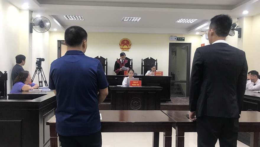 Đại diện bị đơn và nguyên đơn đứng nghe Tòa tuyên án ngày 30/9.