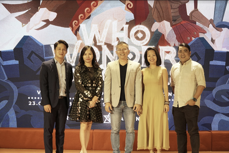 Ông Mai Thanh Việt - Đại diện NutiFood (đứng giữa) cùng ban giám khảo trong Đêm Chung Kết cuộc thi Marketing Arena 2020