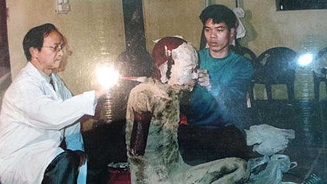 Thi hài thiền sư Như Trí được các đệ tử phết bên ngoài bằng một lớp bồi gồm đất tổ mối, sơn ta, mùn cưa, giấy dó