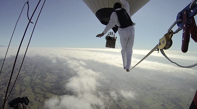Thót tim cảnh đi bộ trên không giữa hai khinh khí cầu