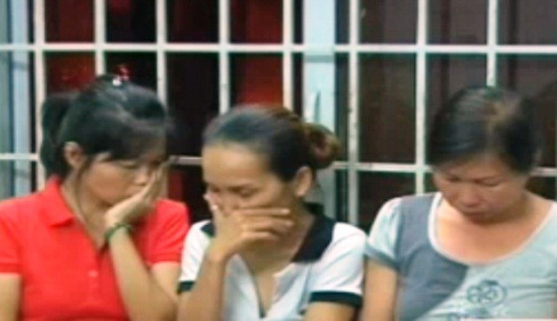 Một số "quý bà" tham gia đánh bạc.