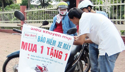 Bảo hiểm siêu rẻ “ngập” Hà thành