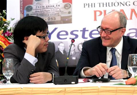 Nhà sử học Larry Berman (phải) và dịch giả, nhà báo Đỗ Hùng trong buổi ra mắt sách “Điệp viên hoàn hảo X6” tại Hà Nội sáng 18/2. Ảnh: Mi Ly