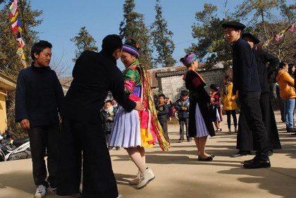 Vỗ mông - cách người Mông tỏ tình và trao gửi yêu thương.