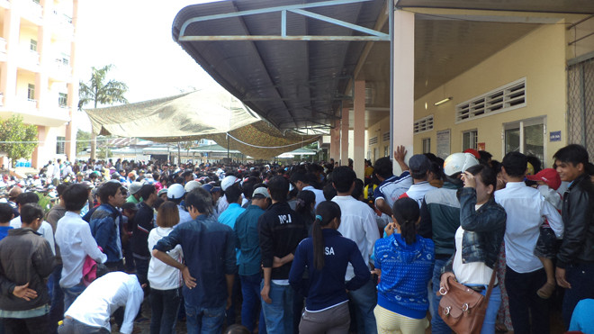 Hàng ngàn người chờ làm Chứng minh nhân dân