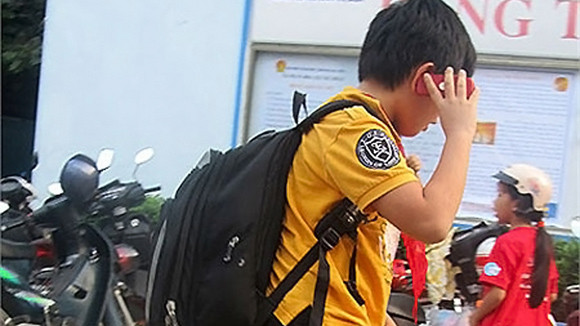 Sử dụng điện thoại quá sớm sẽ không tốt cho các em học sinh