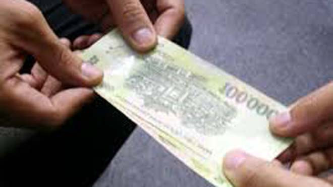 Tống tiền bạn để giữ bí mật chuyện ngoại tình