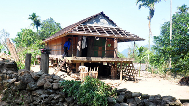 Căn nhà của ông Ny, chồng bà Na, trống hoác sau khi bị Hút cùng đồng bọn giết vợ, chiếm đoạt gia súc và tháo dỡ toàn bộ chuồng trại. Ảnh: Trí Tín.