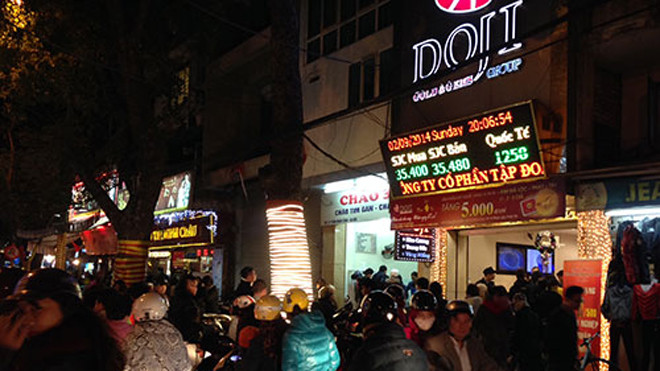 Tới 8h tối mùng 10 tháng Giêng âm lịch (ngày vía Thần Tài), khách hàng vẫn chờ đến lượt mua vàng. Ảnh: Nhật Minh