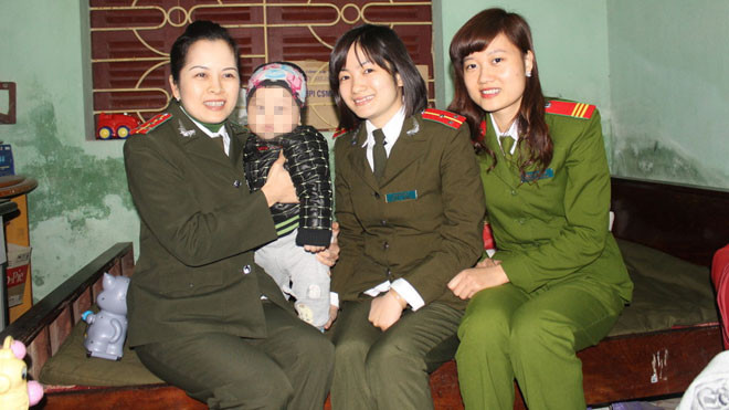 Cháu bé trong vòng tay của những người mẹ hiền