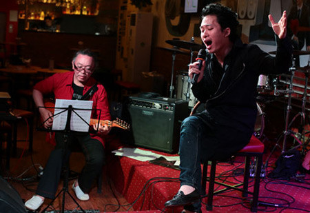 Tùng Dương luyện tập cùng Nguyên Lê.