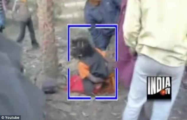 Gã phù thủy Sarkar bị dân làng bắt giữ cách đây 2 năm. Ảnh: India.tv 