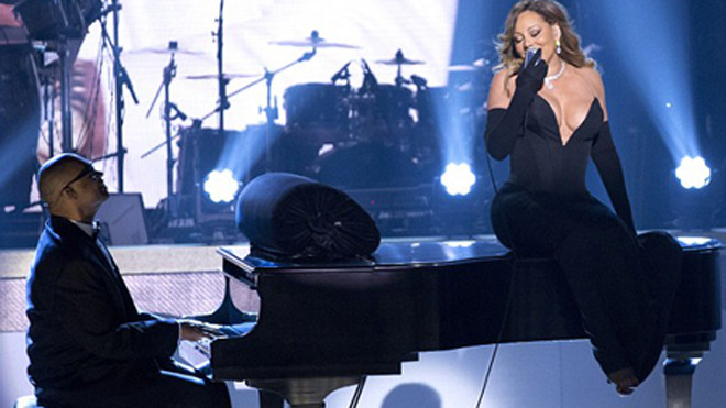 Mariah Carey gây sốc với váy xẻ quá bạo
