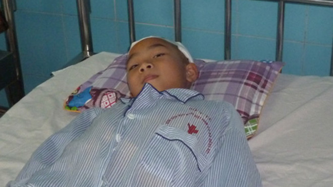 Cháu bé đang được điều trị và chăm sóc tại bệnh viện. Ảnh: Long Nhật.