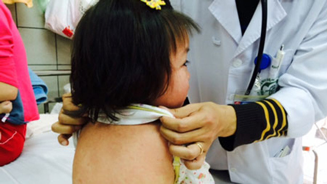 Với nhóm trẻ nhỏ, trẻ suy dinh dưỡng, sởi có thể gây những biến chứng nguy hiểm. Ảnh minh họa: H.Hải