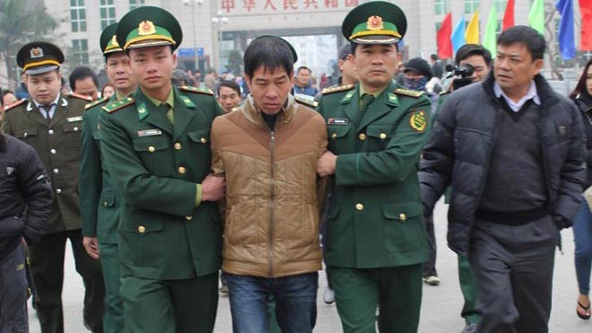 Dẫn giải Trương Văn Hà từ Trung Quốc về Việt Nam. Ảnh: NLĐ.