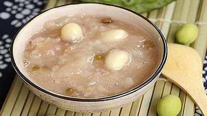 Cháo long nhãn hạt sen rất tốt cho người mất ngủ mạn tính.