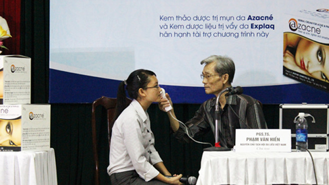 PGS.TS Phạm Văn Hiển trong một buổi tư vấn chăm sóc da