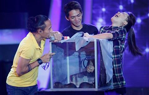 Hải Băng “chết khiếp” khi vừa hát vừa thò tay vào trong thùng đầy chuột để nhặt trái bóng bàn