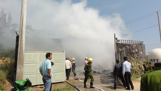 Hàng chục lính cứu hỏa chữa cháy kho chứa thùng rác