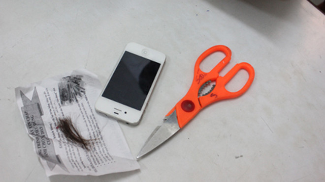 Kéo, tóc, điện thoại mà thủ phạm dùng để hành hung, hủy hoại tài sản, quay video làm nhục nạn nhân