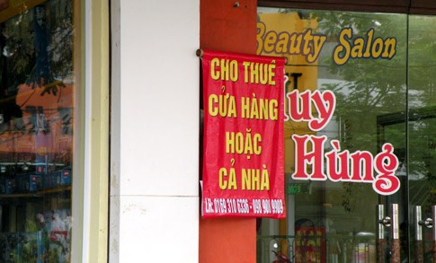 Ế ẩm, cửa hàng bán lẻ ồ ạt đổi chủ