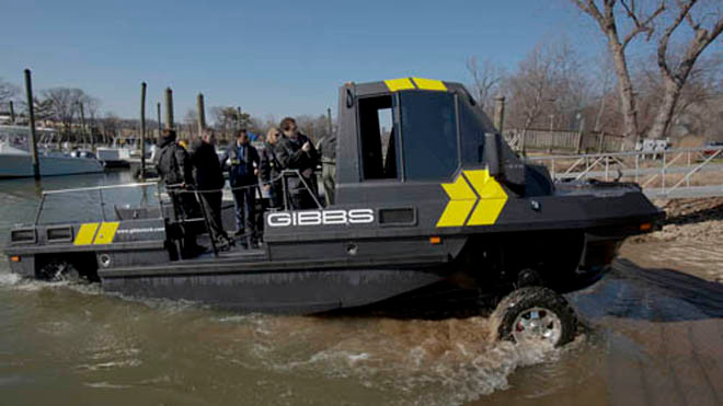 Humdinga có thể chạy ở cả trên cạn lẫn phi dưới nước.