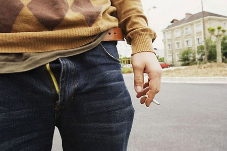 Hành vi thích khoe "của quý" là một trong những rối loạn tình dục thường gặp. Ảnh minh họa.