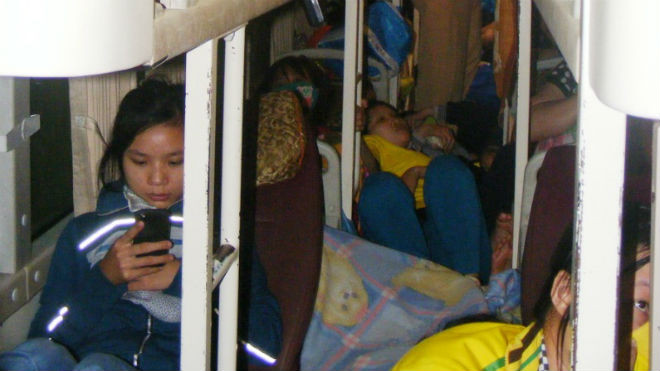 Nhiều hành khách bị nhồi nhét nằm xuống sàn xe nằm cùng hàng hoá, hành lý trên lộ trình vào Nam dài hơn 1.000km. 