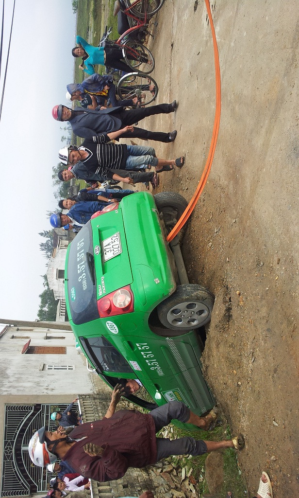 Chiếc xe taxi do chạy nhanh để tránh sự truy đuổi của lực lượng chức năng đã lao xuống hồ. 