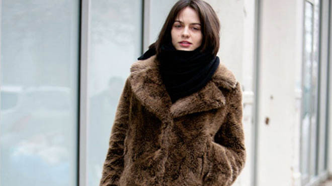 Áo khoác lông mang đến cho quý cô vẻ thời trang, vừa cực kỳ ấm áp.