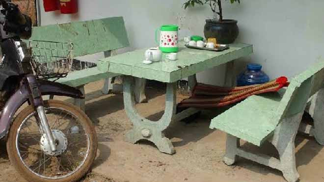 Chiếc xe Dream của các hung thủ bỏ lại và hiện trường vương máu nạn nhân. Ảnh: Chế Bắc.