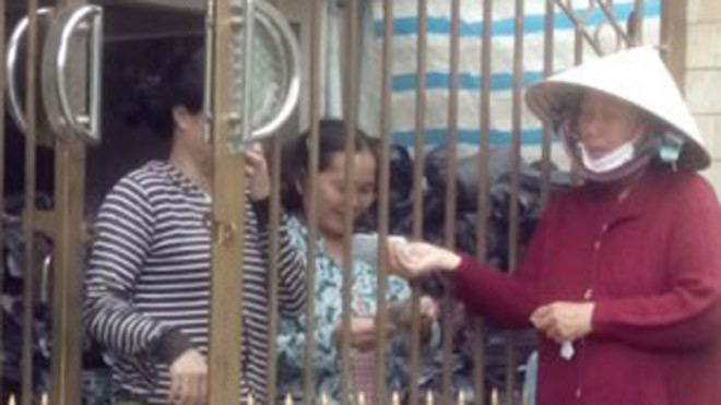 Hằng ngay vẫn có nhiều người bán vé số đến trước nhà ông Dũng mời mua vé số.