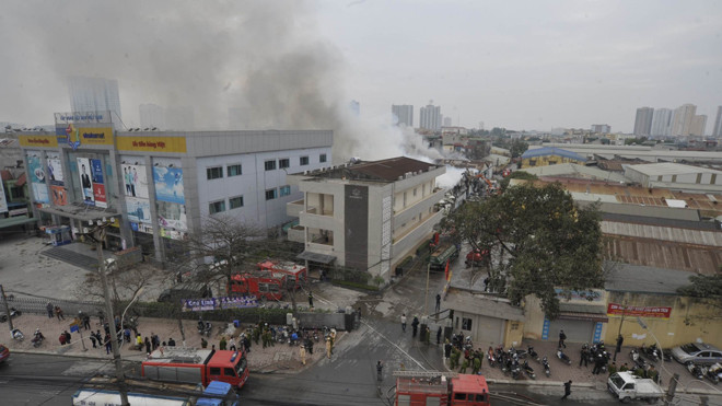 Cháy kho hàng, cổng làng lụa Vạn Phúc bị phong tỏa