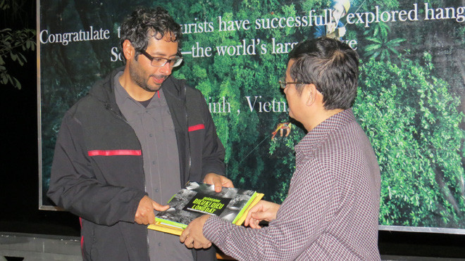 Ông Trần Tiến Dũng, PCT UBND tỉnh Quảng Bình trao chứng nhận chinh phục Sơn Đoòng cho thái tử các tiểu vương quốc Ả Rập Thông Nhất tại buổi tiệc chiêu đãi